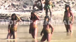 Lost Peruvian tribe make first contact [upl. by Meibers]